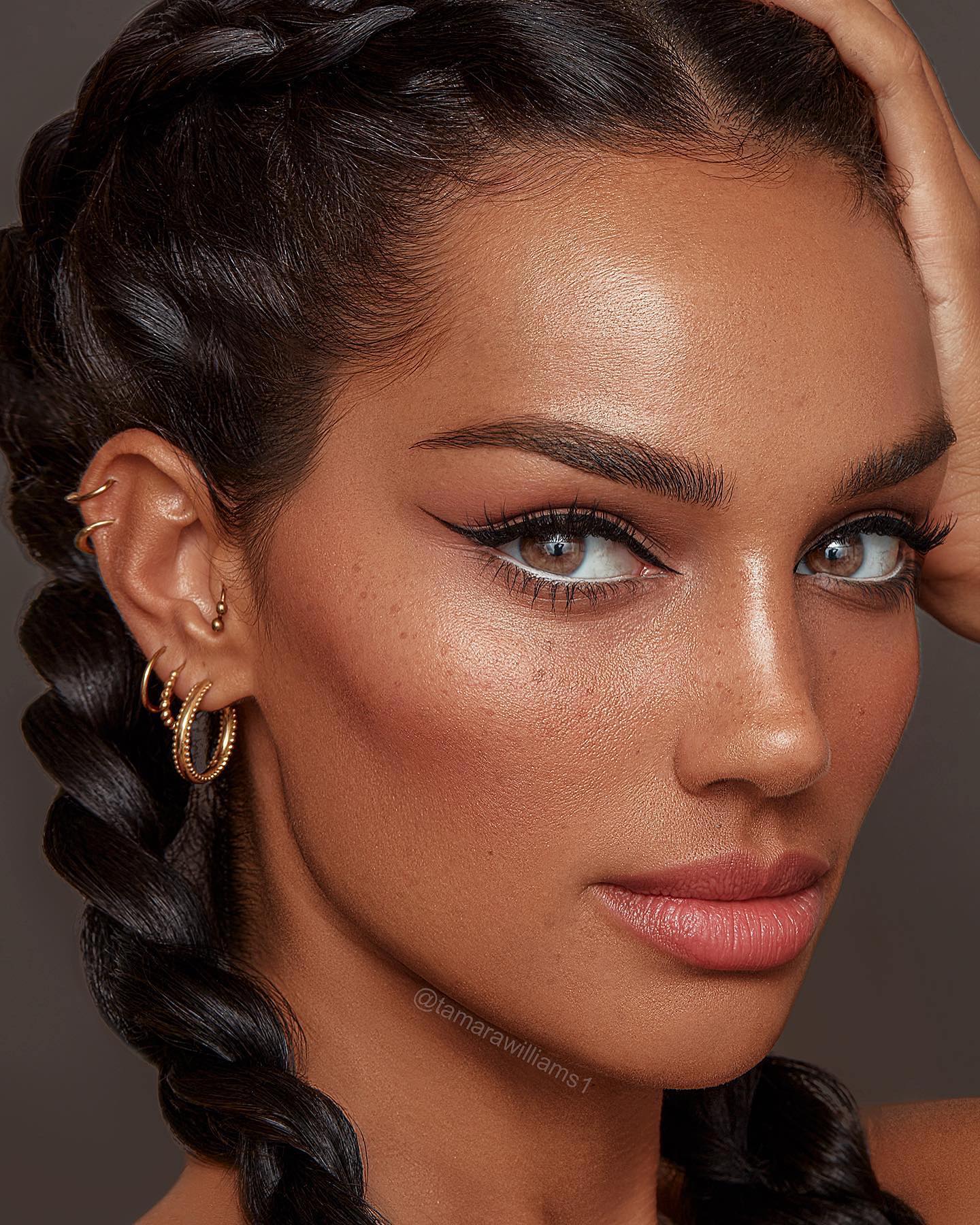 Retrato de beleza com trança e iluminação dourada